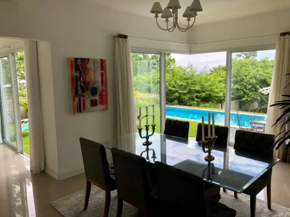 Imagem Luxuosa Casa de Alto Padrão no Jardim Panorâmico, Garopaba-SC: Conforto e Sofisticação!