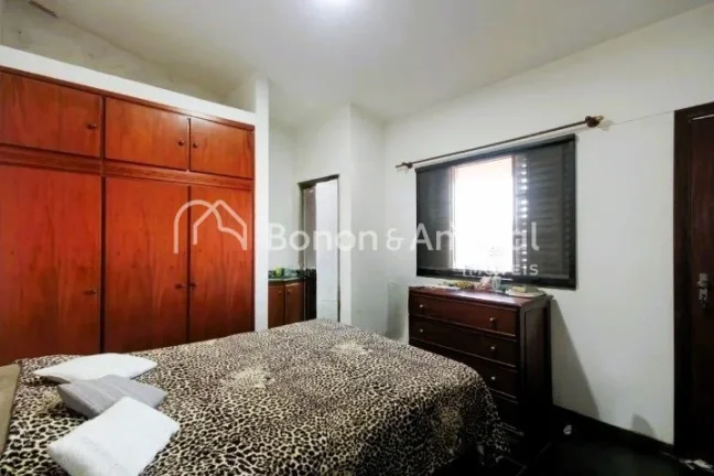 Imagem Imóvel amplo à venda com 4 quartos, sendo 3 suítes, e 5 banheiros no total. Este imóvel está be...