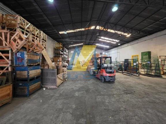 Imagem Galpão comercial/industrial com 1.200 m² de área construída.
