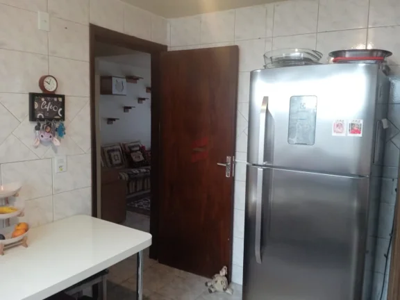 Imagem Sobrado Averbado à Venda no Centro de Pinhais – Rua Santa FéSobrado averbado localizado no Centro de Pinhais, em excelente região, próximo a comércios, escolas e serviços.Características do imóvel:4 dormitórios, sendo 1 suíteBanheiro socialLavaboSala de e