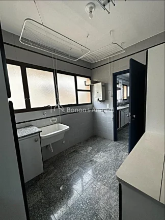Imagem Viva com conforto e elegância neste amplo apartamento de 289m², ocupando andar inteiro, em uma das...