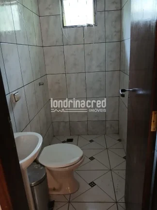 Imagem Ótima Casa na Zona Norte de Londrina: 4 Dormitórios, 2 Banheiros, 2 Vagas de Garagem e 250m² de Terreno. Conforto e Espaço para Sua Família, Agende Sua Visita!