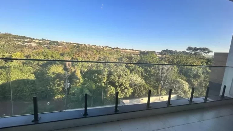 Imagem Casa em condomínio, com 6 quartos, piscina de borda infinita, automatizada, vista para mata