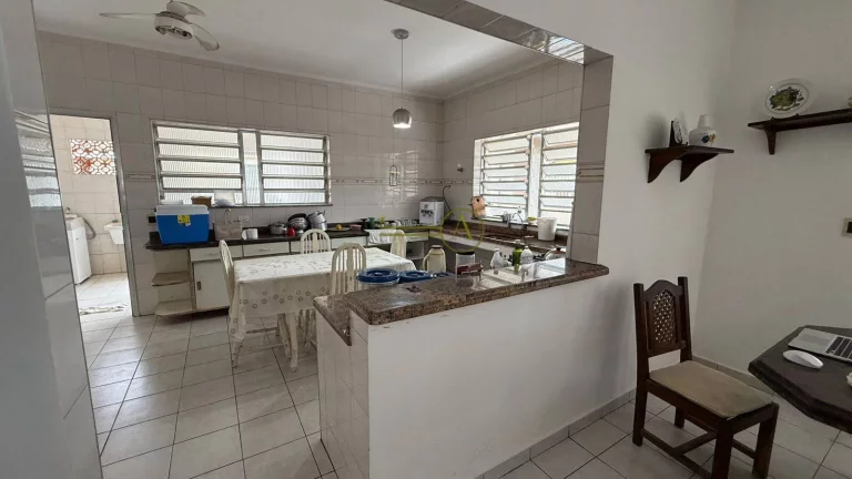 Imagem Casa térrea de esquina com a praia com terreno terreno e edícula já alugada
