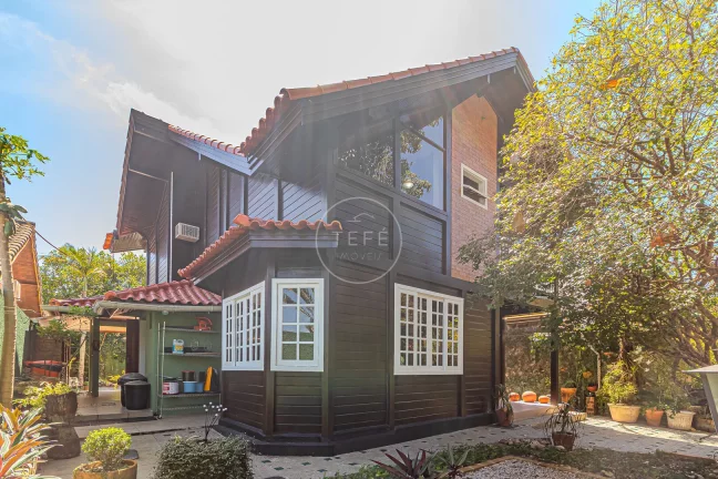 Imagem CASA com 3 DORMITÓRIOS em CONDOMÍNIO FECHADO - 199m² de área construída