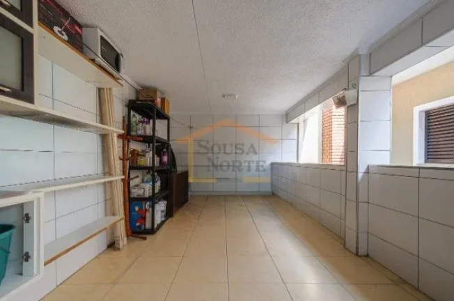 Imagem Sobrado com 185 m² de área construída, distribuída em três pavimentos. No nível da rua possui ...