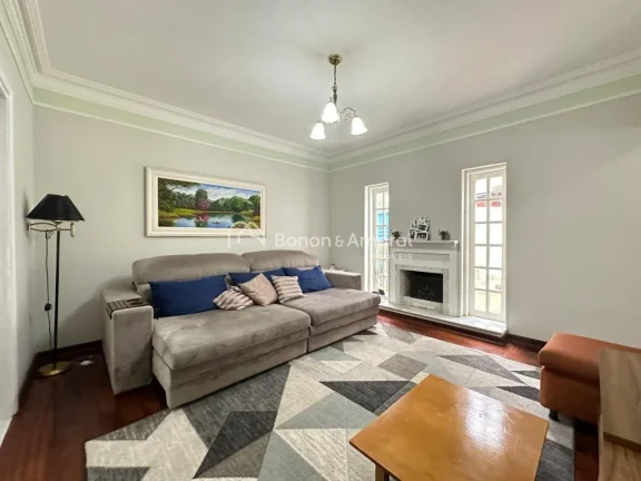 Imagem Esta encantadora casa de estilo sobrado oferece um ambiente espaçoso e confortável, com uma excele...