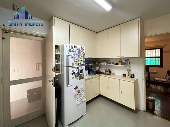 Imagem TÉRREA, 3 suítes, lote plano, piscina e gourmet, em bolsão fechado.