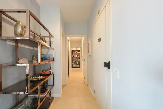 Imagem Apartamento Reformado Pinheiros - 246M², 4 Dorms, 4 Suítes, 4 Vagas Demarcadas, Hidromassagem, Piscina, Despensa, Salão de Festas.