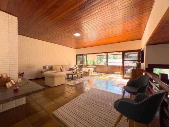 Imagem Casa Linear com 5 suítes dentro de condomínio clube - Apenas 3 minutos da Feirinha do Alto