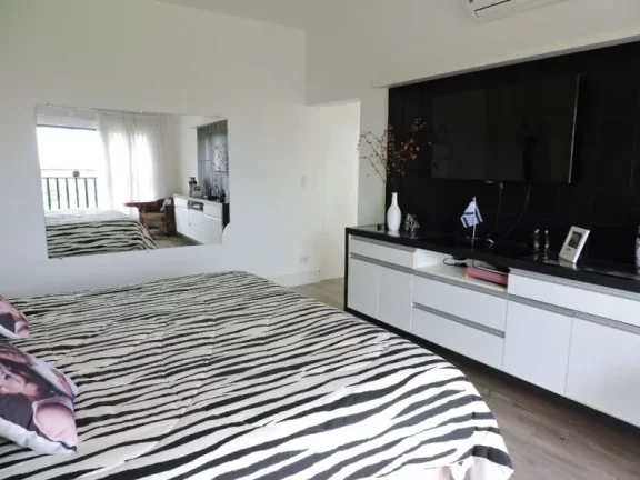 Imagem CASA COM 3 SUÍTES, E CAMPO DE FUTEBOL, 350 M² - VENDA OU LOCAÇÃO.