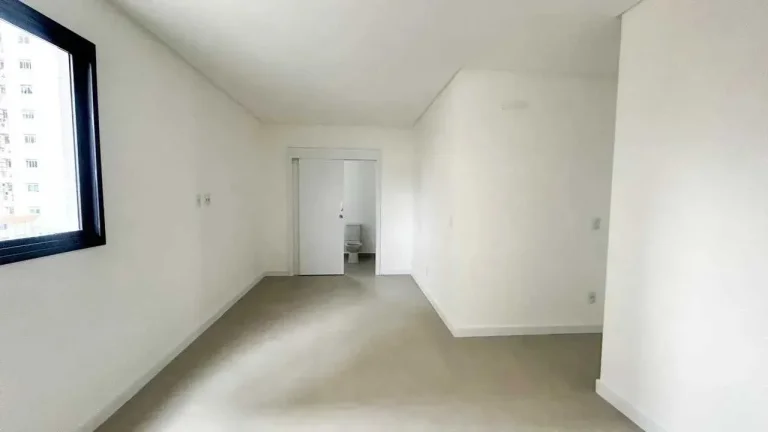 Imagem Apartamento com 3 dormitórios sendo 1 suíte e 2 vagas de garagem no Centro de Balneário Camboriú