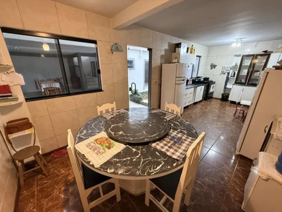 Imagem Casa com 305m² de área construída a apenas 170 metros do mar, mobiliada, 4 quartos (1 suíte) e 4 vagas no Centro de Navegantes no litoral Norte, Adriano Carpes Imóveis vende!
