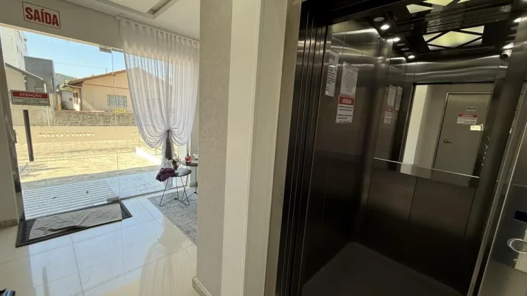 Imagem Adriano Carpes vende apartamento, com 02 quartos, sendo 01 suíte, mobiliado em excelente localização na praia de Gravatá na cidade Navegantes, Santa Catarina próximo ao parque Beto Carrero.