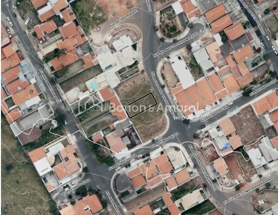 Imagem O terreno tem 250 m² de área, localizado no Residencial Vitória Ropole, próximo a centro comerci...