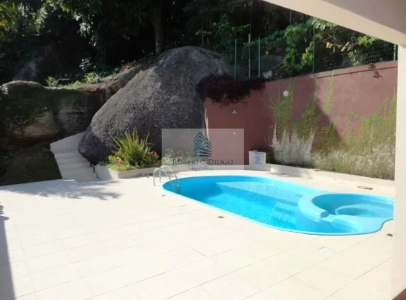 Imagem Casa de luxo em condomínio no Santa Rosa, Niterói-RJ: 4 quartos, 1 suíte, 2 banheiros, 2 vagas de garagem, 450m²