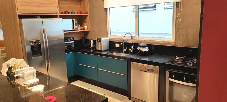 Imagem Casa mobiliada em condomínio fechado com 3 suítes e 4 vagas de garagem em Camboriú