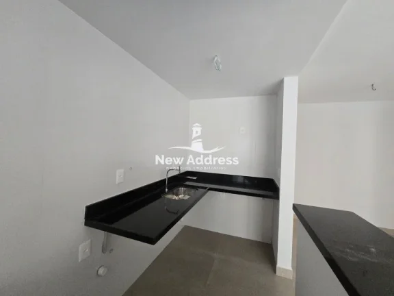 Imagem 2 quartos com suíte em prédio novo e acabamento moderno. Localização excelente, próximo à praia e comércio.