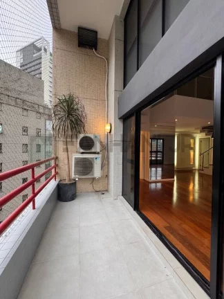 Imagem Apartamento de luxo no coração de São Paulo: 3 quartos, 3 suítes, 3 salas, 5 banheiros, 3 vagas de garagem, 170m² no Itaim Bibi.