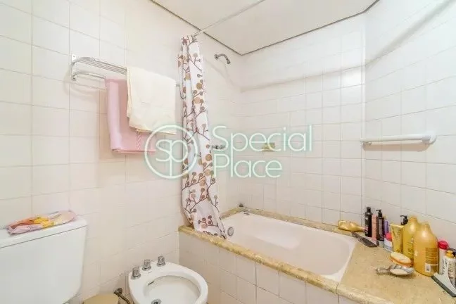 Imagem Apartamento com 3 dormitórios com armários, sendo 1 uma suíte, banheiro, ampla sala de visitas co...