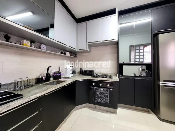 Imagem Excelente casa na Zona Norte de Londrina com 3 dormitórios (1 suíte), edícula, área gourmet, 3 vagas, ar-condicionado, câmeras e portão eletrônico!