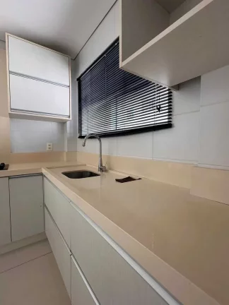 Imagem Apartamento com 3 dormitórios sendo 1 suíte e 1 vaga de garagem na Meia Praia, Itapema/SC