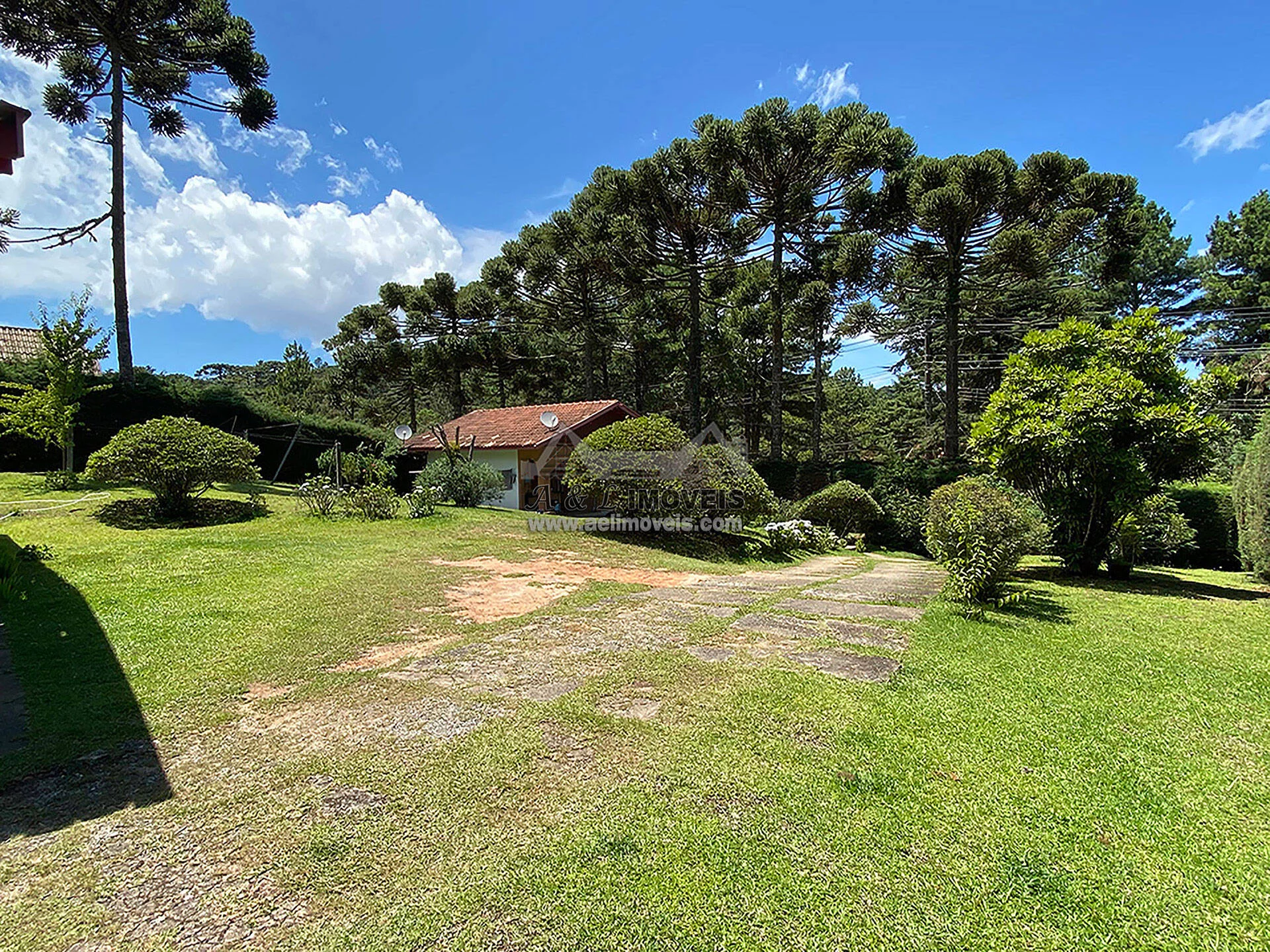 Imagem Casa à venda em Campos do Jordão - Em estilo rústico de tijolinho avista