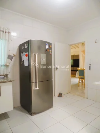 Imagem Térrea, bem localizada, em rua tranquila.
Sala para 2 ambientes, lareira, lavabo, escritório, 3 su...