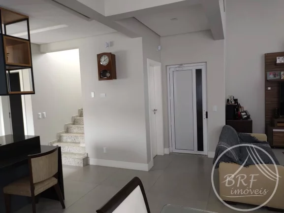 Imagem Vendo casa semi nova em Estreito Florianópolis SC, três suítes, lavabo.