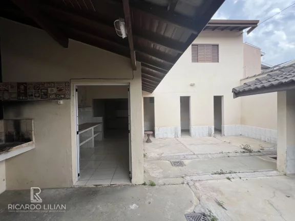Imagem Casa com um dormitório, sala, cozinha, banheiro, churrasqueira e canil com vários boxes