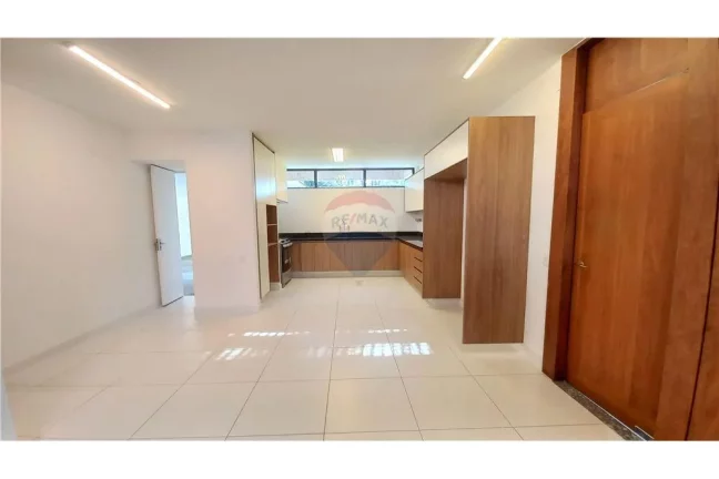 Imagem Casa com 5 suítes 6 vagas no Jardim Everest / Cidade Jardim