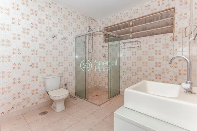 Imagem Apto amplo com pé direito alto e living rico em iluminação natural para 03 ambientes e lavabo. Po...