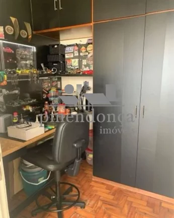 Imagem Apartamento amplo e bem dividido, com living para 2 ambientes, 03 quartos sendo 1 suíte, banheiro s...