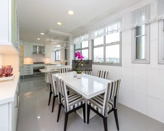 Imagem SINÔNIMO DE MORAR BEM APARTAMENTO 411,00 M 4 SUÍTES SALA 4 AMBIENTES TERRAÇO VISTA EXUBERANTE COZINHA IMÓVEL REPLETO DE ARMÁRIOS 3 VAGAS LAZER