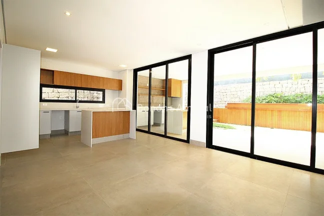 Imagem Linda casa, com arquitetura moderna e acabamento de alta qualidade em todos os ambientes. A residên...