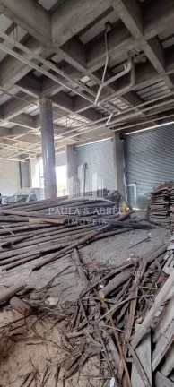 Imagem Aluga-se Galpão 240m², Fachada 17mts, 2 Banheiros (PNE), 6 vagas para clientes, Pé D. 5 mts, estrutura para fazer mezanino, Na Principal Av. de Ribeirão Pires-SP