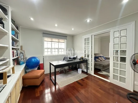 Imagem Esta encantadora casa de estilo sobrado oferece um ambiente espaçoso e confortável, com uma excele...