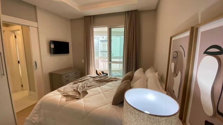 Imagem Apartamento mobiliado com 3 dormitórios sendo 1 suíte e 4 vagas de garagem em Balneário Camboriú/SC