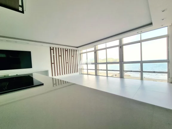 Imagem Apartamento padrão de 3 dormitórios sendo 2 suítes frente mar na Aparecida