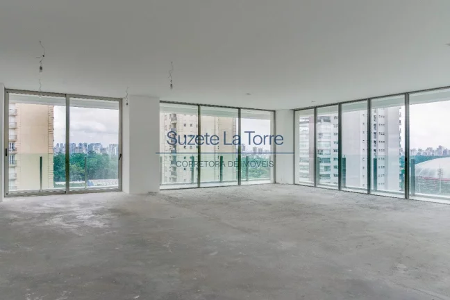 Arquitetura moderna, projetado por Pablo Slemenson e decoração de Patricia Anastassiadis, o edifí...