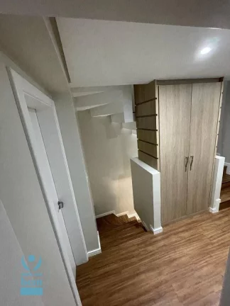 Imagem Sobrado mobiliado em condomínio fechado com Piscina, 3 quartos e Cinema no Ático, à venda, 139 m² por R$ 1.290.000 - Santa Cândida - Curitiba/PR