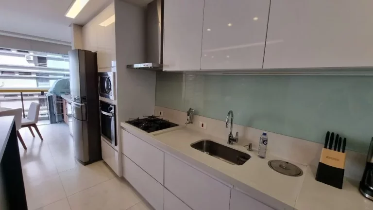 Imagem MARAVILHOSO APARTAMENTO TOTALMENTE REFORMADO, 2 VAGAS, VISTA MAR E LAZER.