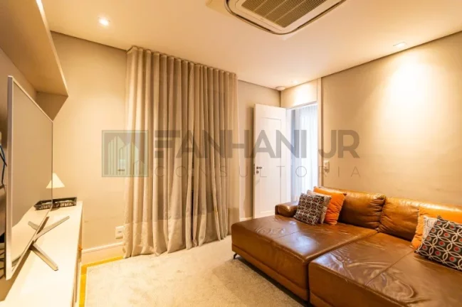 Imagem Com 273 m² de pura sofisticação, este imóvel conta com 4 quartos e 5 banheiros, sendo 4 suítes, incluindo uma suíte master com banheira e closet. Loc