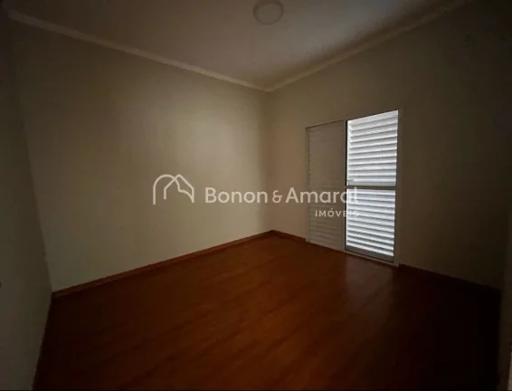 Imagem Linda casa à venda em Mirante do Lenheiro, Valinhos. Este sobrado possui 3 quartos, incluindo uma s...