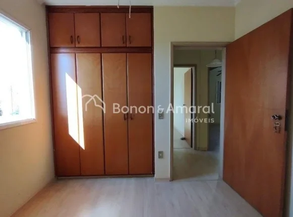 Imagem Charmoso e funcional, este apartamento oferece três dormitórios, sendo uma suíte, todos com armá...