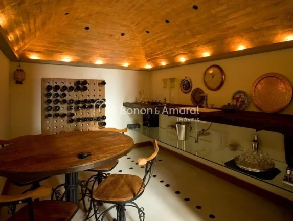 Imagem Casa com arquitetura diferenciada no condomínio Alphaville Campinas. A espaçosa residência possui...