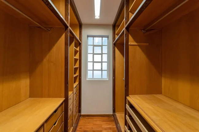 Imagem Apartamento Reformado 269M², 3Q, 3 Suítes, 2 Salas, 3 Banheiros, 4 Vagas, Varanda, Closet, Academia, Piscina, Salão de Festas, Brinquedoteca.
