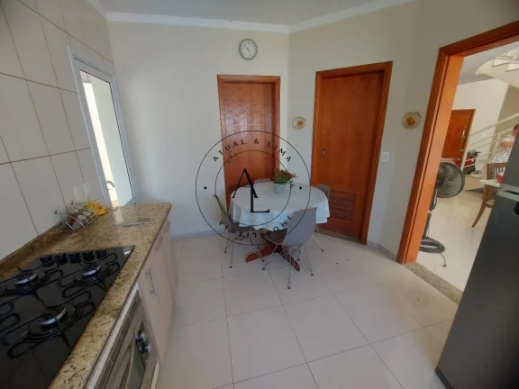 Imagem Encanto e Exclusividade: Casa em Condomínio de Alto Padrão em Valinhos com Conforto e Segurança!