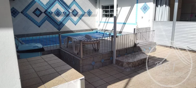 Imagem Vendo Casa Plana em Barreiros São José SC três dormitórios suíte, piscina.