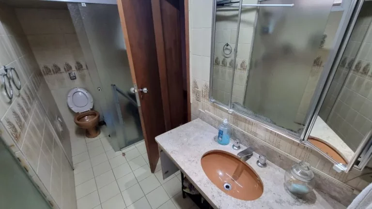 Imagem APARTAMENTO A 2 QUADRA DA PRAIA DE PITANGUEIRAS, 3 DORMITÓRIOS (1 SUÍTE), 2 VAGAS DE GARAGEM E LAZER.